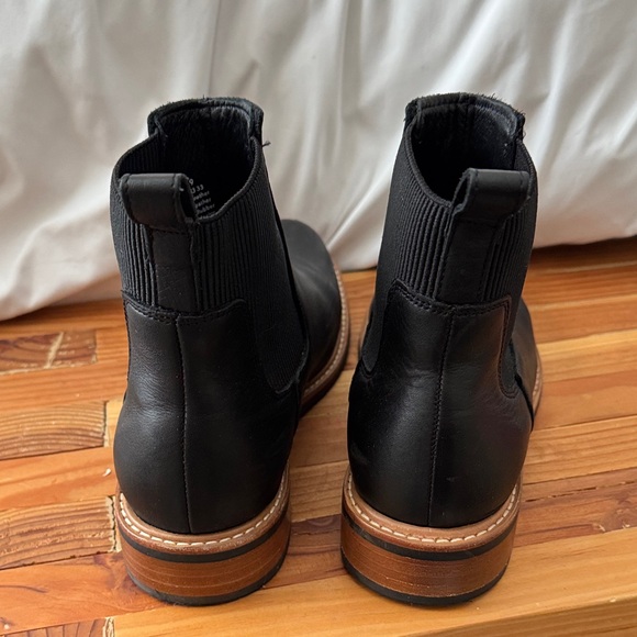 Nisolo Black Leather Chelsea Boots display picture 1
